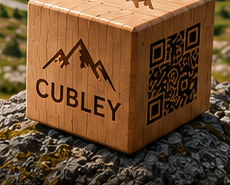 CUBLEY-Würfel auf einem Felsen